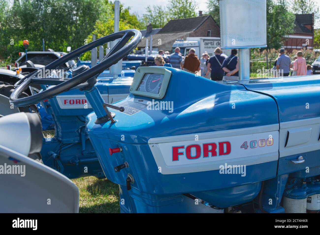 Kieldrecht, Belgien, 1. September 2019, Seitenansicht und das Lenkrad eines blauen Fordson-Traktors, genauer gesagt des Ford 4000 Stockfoto