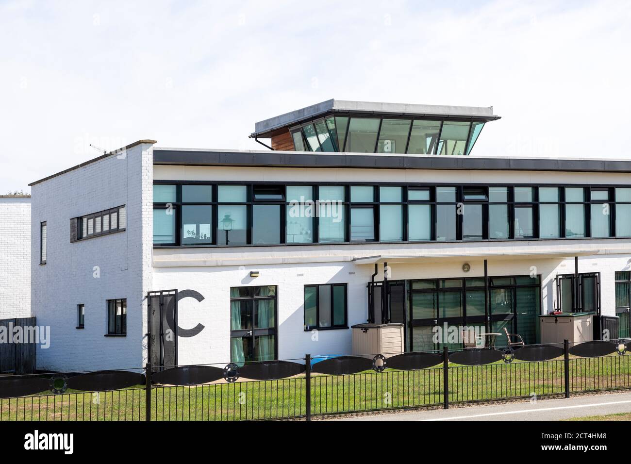 Ehemaliges Flughafenterminal-Gebäude, umgebaut zu Wohnhäusern, Ipswich, Suffolk, England, Großbritannien Henning und Chitty 1938 Stockfoto