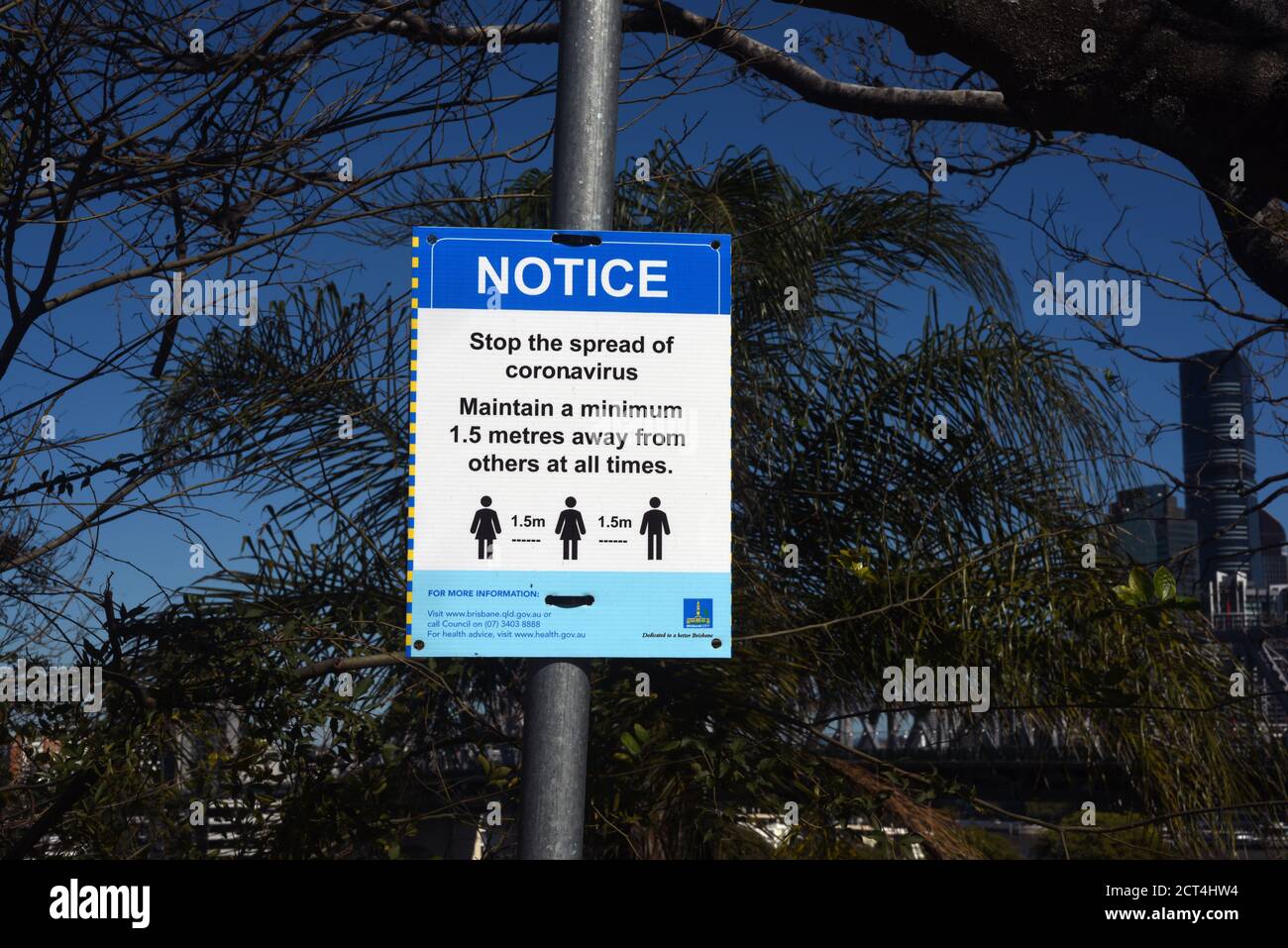 Coronavirus COVID-19 soziales Distanzierungszeichen platziert durch den Stadtrat von Brisbane. Stockfoto