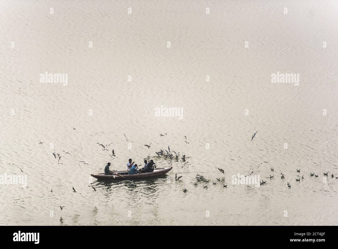 Boot auf dem Fluss Ganges bei Sonnenaufgang, Varanasi, Uttar Pradesh, Indien Stockfoto