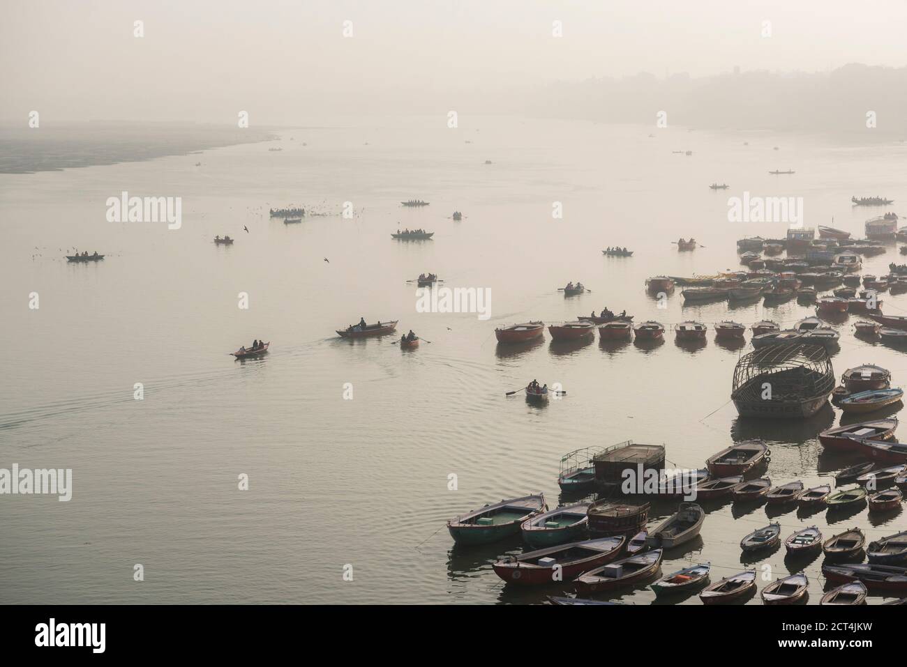 Boote auf dem Fluss Ganges bei Sonnenaufgang, Varanasi, Uttar Pradesh, Indien Stockfoto