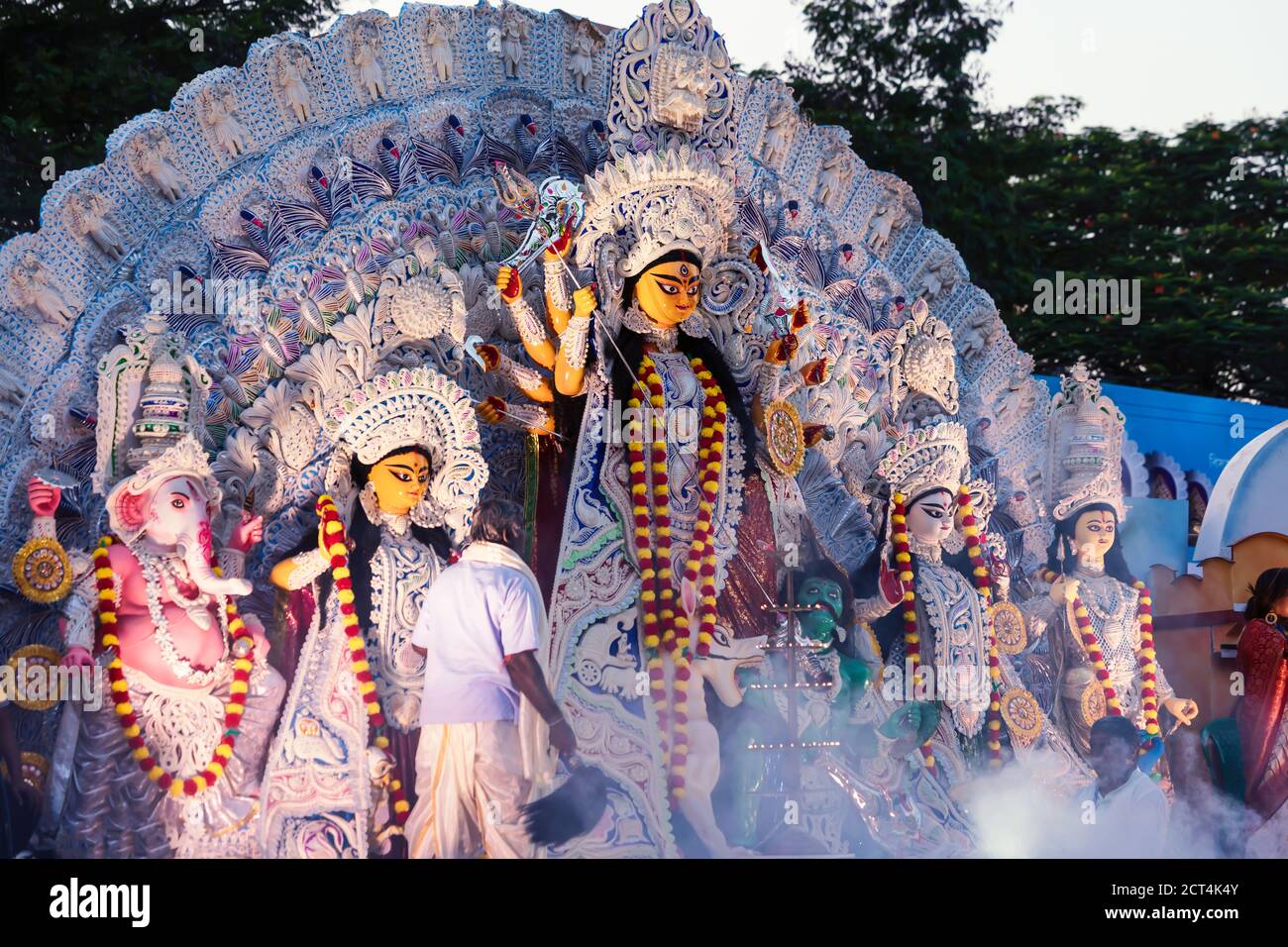 Westbengalen, Indien, Oktober, 2019 : Menschen feiern Durga Puja. Göttin Durga Idol geht für das Eintauchen am Tag der bijaya dashami. Indisch festlich Stockfoto