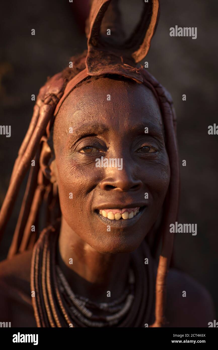 Eine Himba-Frau aus Namibia. Stockfoto