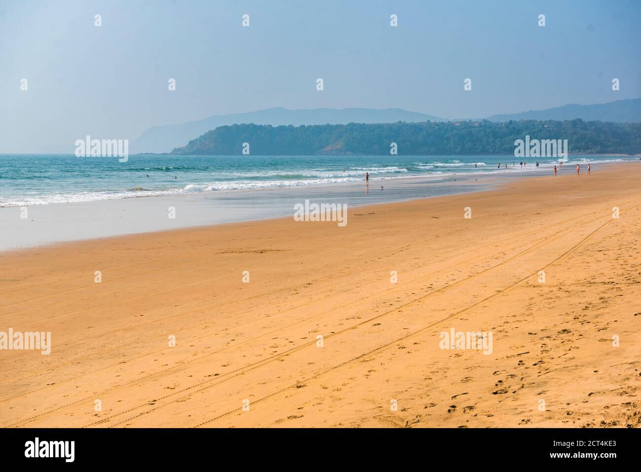 Weißer tropischer Sandstrand Agonda Beach, mit goldenem Sand und blauem Himmel, South Goa Coast, Indien Stockfoto
