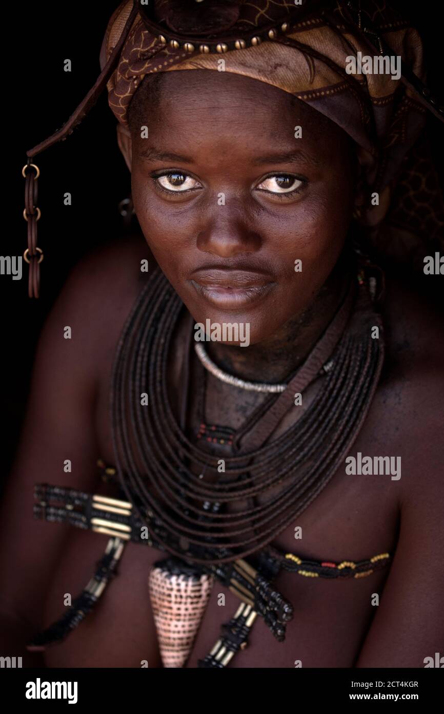 Eine Himba-Frau aus Namibia. Stockfoto