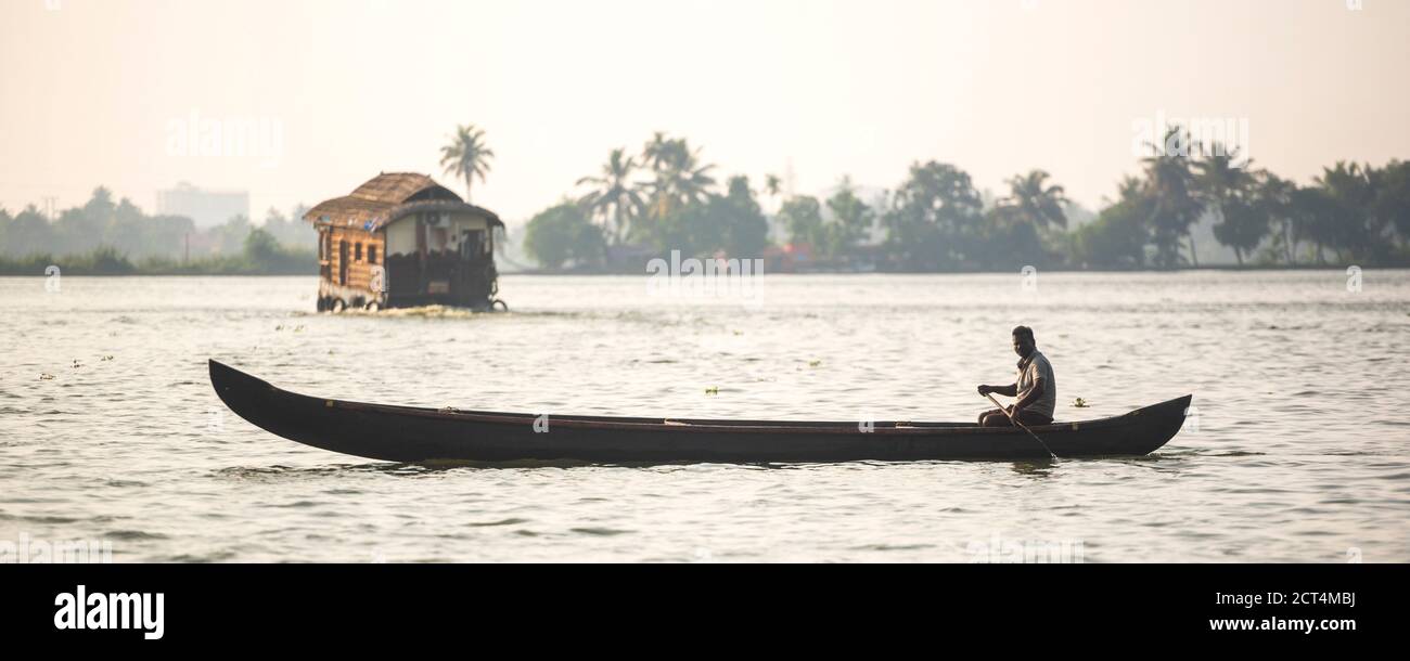 Kanu-Fischerboot in den Backwaters in der Nähe von Alleppey, Alappuzha, Kerala, Indien Stockfoto