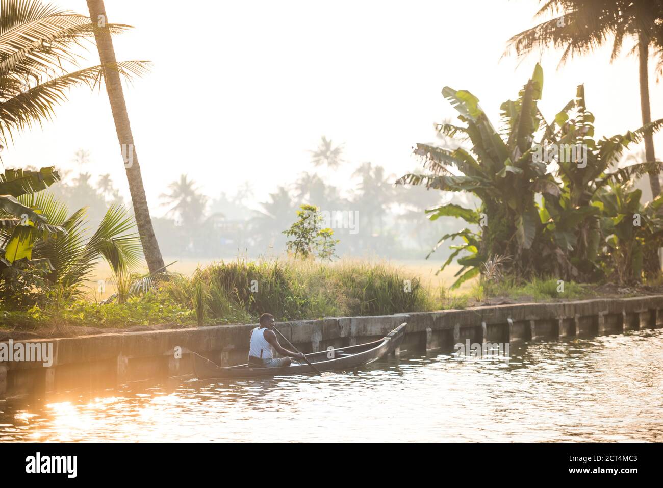 Kanu-Fischerboot in den Backwaters in der Nähe von Alleppey, Alappuzha, Kerala, Indien Stockfoto