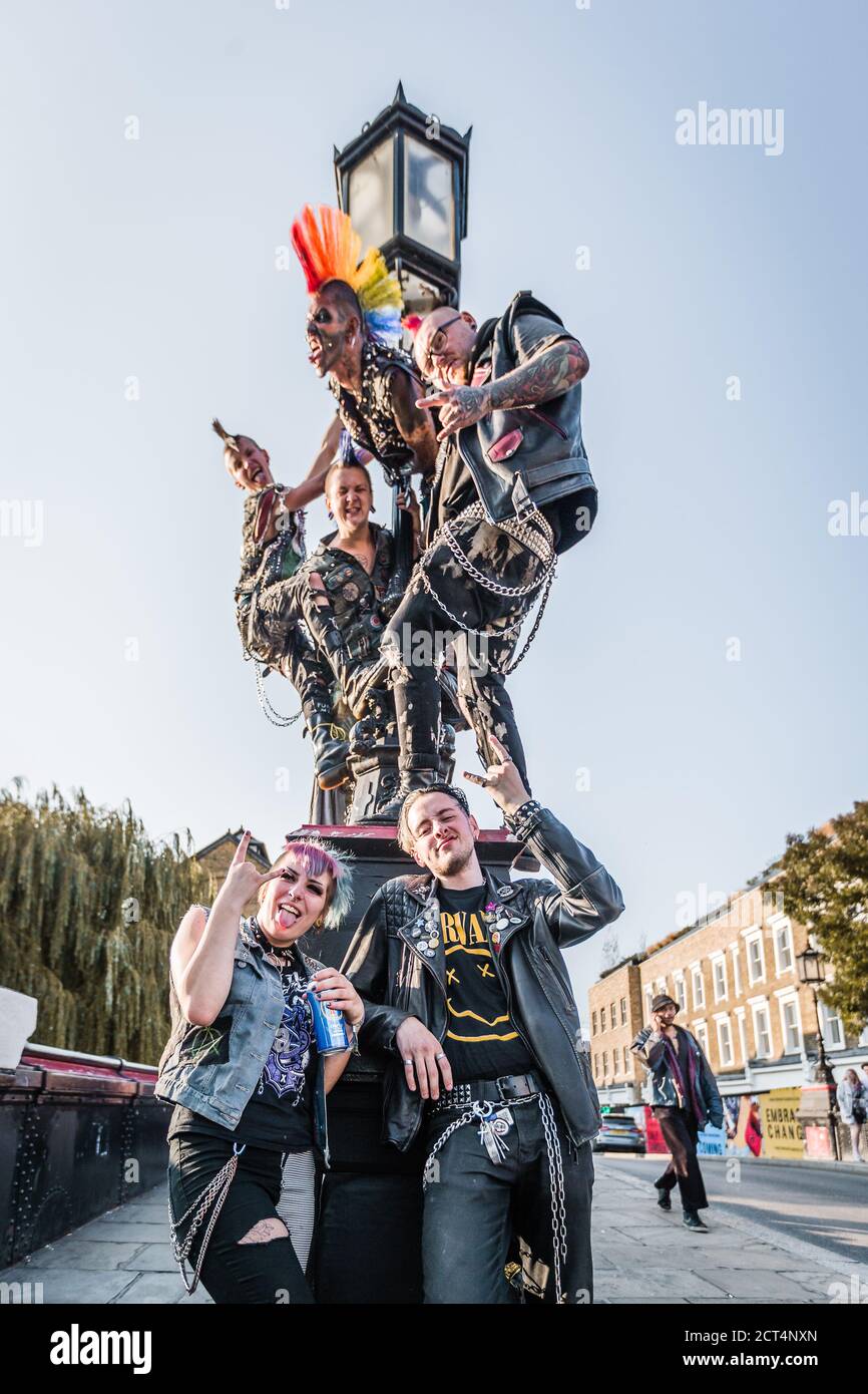 Punks versammeln sich für ein Gruppenfoto in Camden, London. Stockfoto
