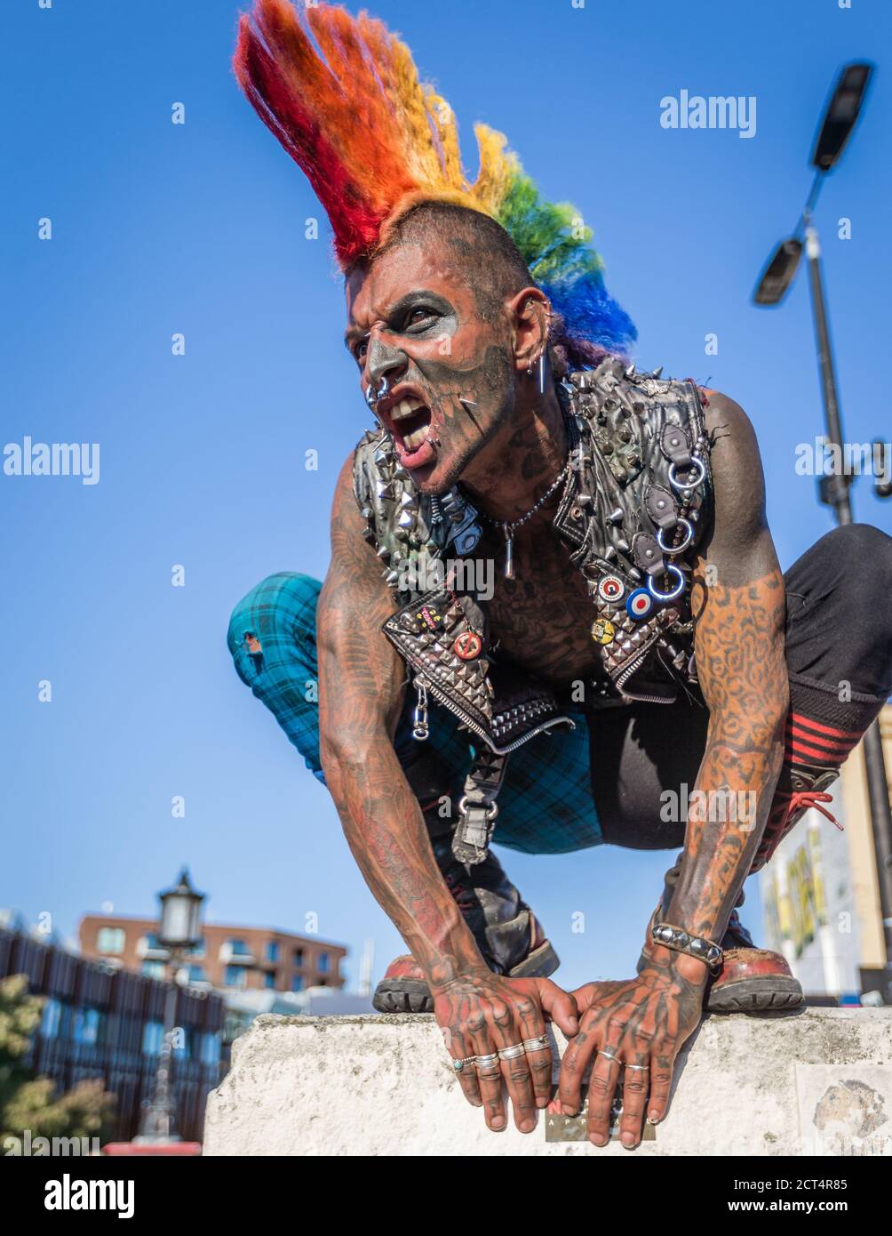 Ein Punk brüllt im berühmten Camden in London. Stockfoto