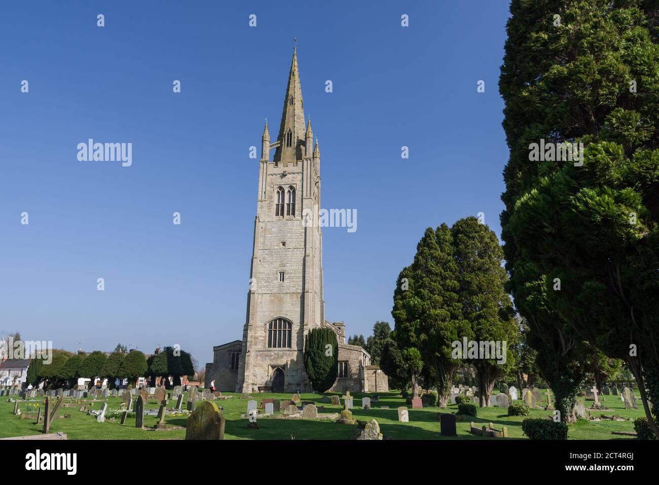 Die Kirche von St. James der große mit seinem hohen rechtwinkligen gotischen Turm, Hanslope, Buckinghamshire, Großbritannien Stockfoto