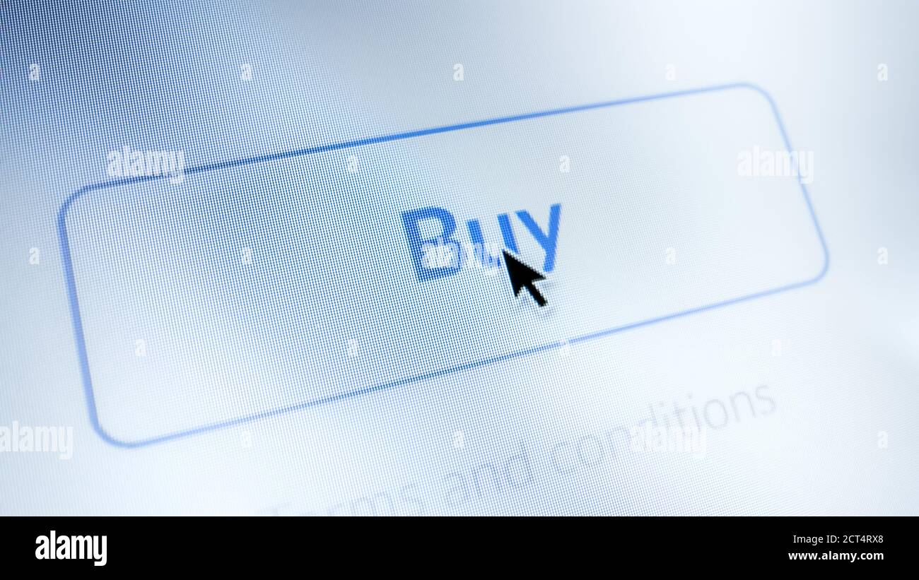 Nahaufnahme Makro-Aufnahme: Bildschirm des Geräts mit Website zeigt die Schaltfläche „Kaufen“ an, der Cursor klickt auf die Schaltfläche. Online Shopping E-Commerce Konzept. Mock-up-Anwendung Stockfoto
