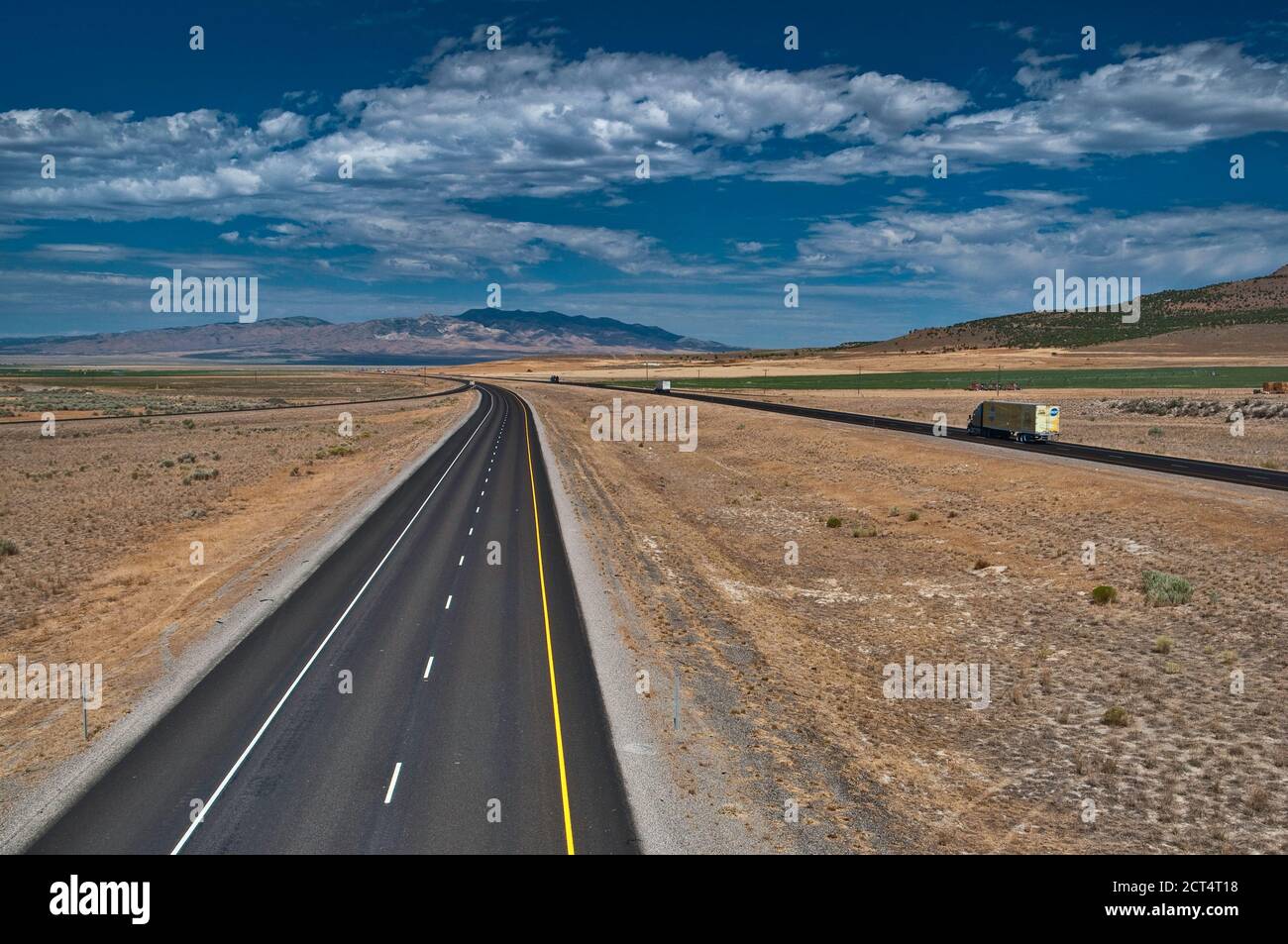 I-84 Freeway in Curlew Valley in Great Basin Desert, Utah, USA Stockfoto