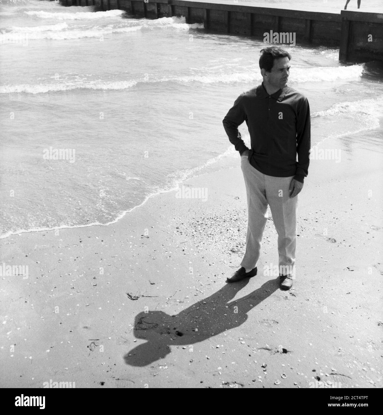 Der Schriftsteller und Regisseur Pier Paolo Pasolini am Strand beim 23. Internationalen Filmfestival von Venedig, september 1962 Stockfoto