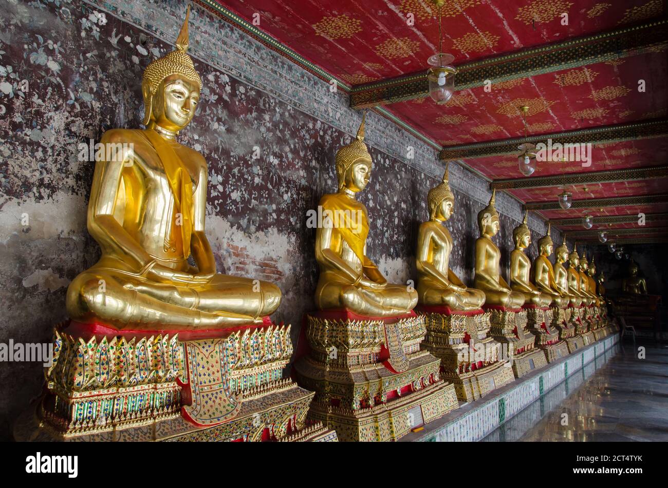 Veranda von Gild Buddha Skulpturen im Wat Suthat, Bangkok von Thailand. Stockfoto