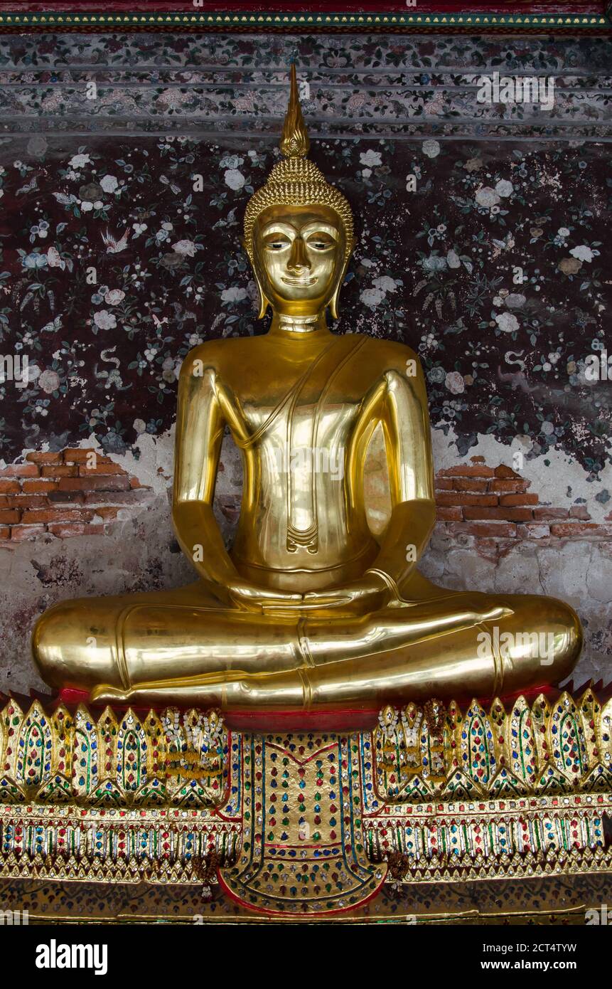 Gild Buddha Skulptur in der alten Veranda von Wat Suthat, Bangkok von Thailand. Stockfoto