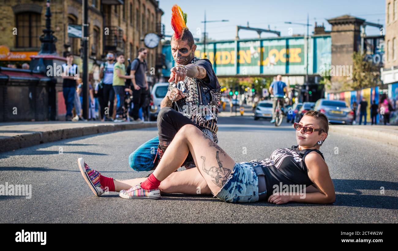 Zwei Punks entspannen sich an einer Hauptstraße im berühmten Camden in London. Stockfoto