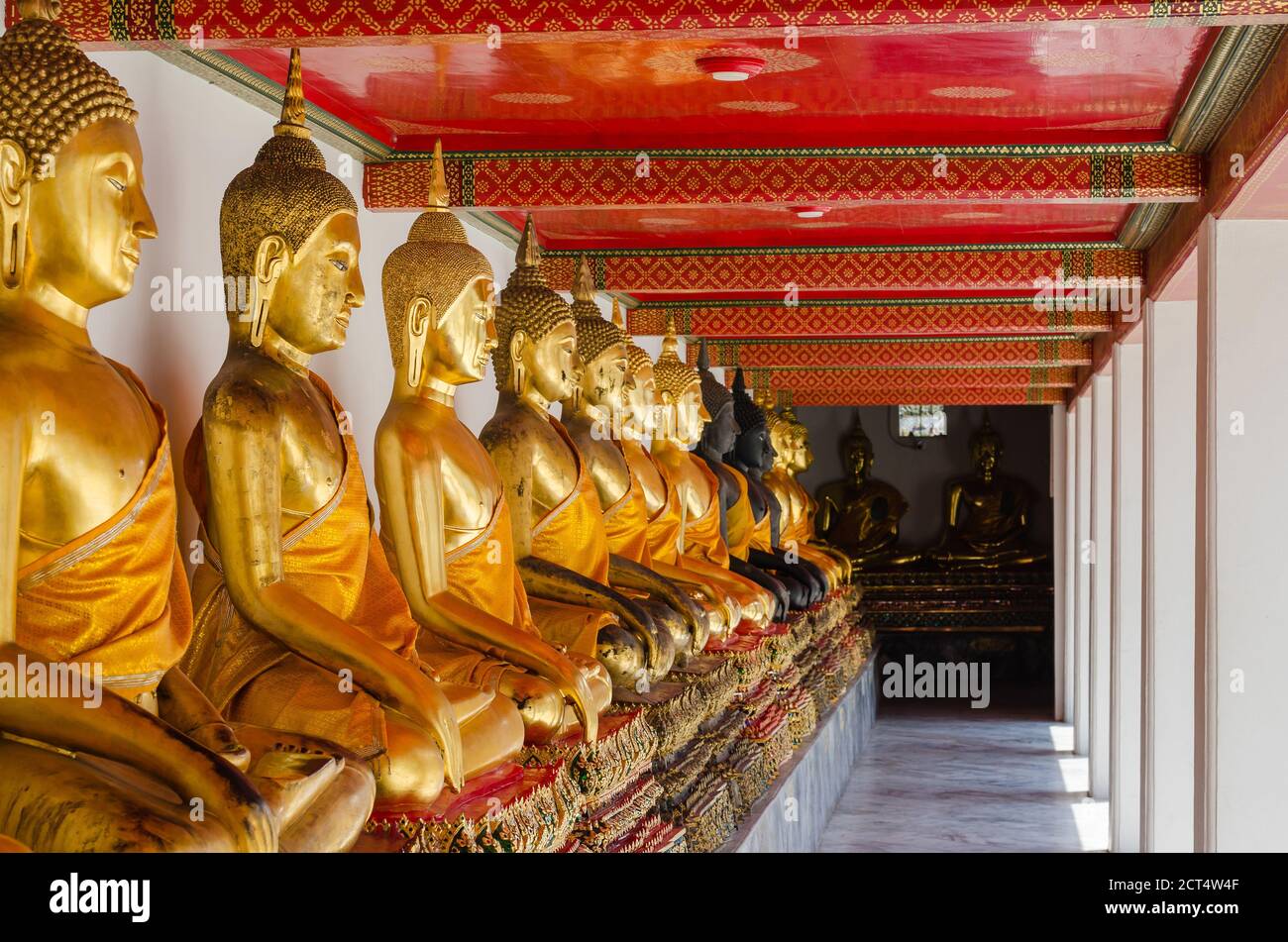 Veranda von Gild Buddha Skulpturen im Wat Pho, Bangkok von Thailand. Stockfoto