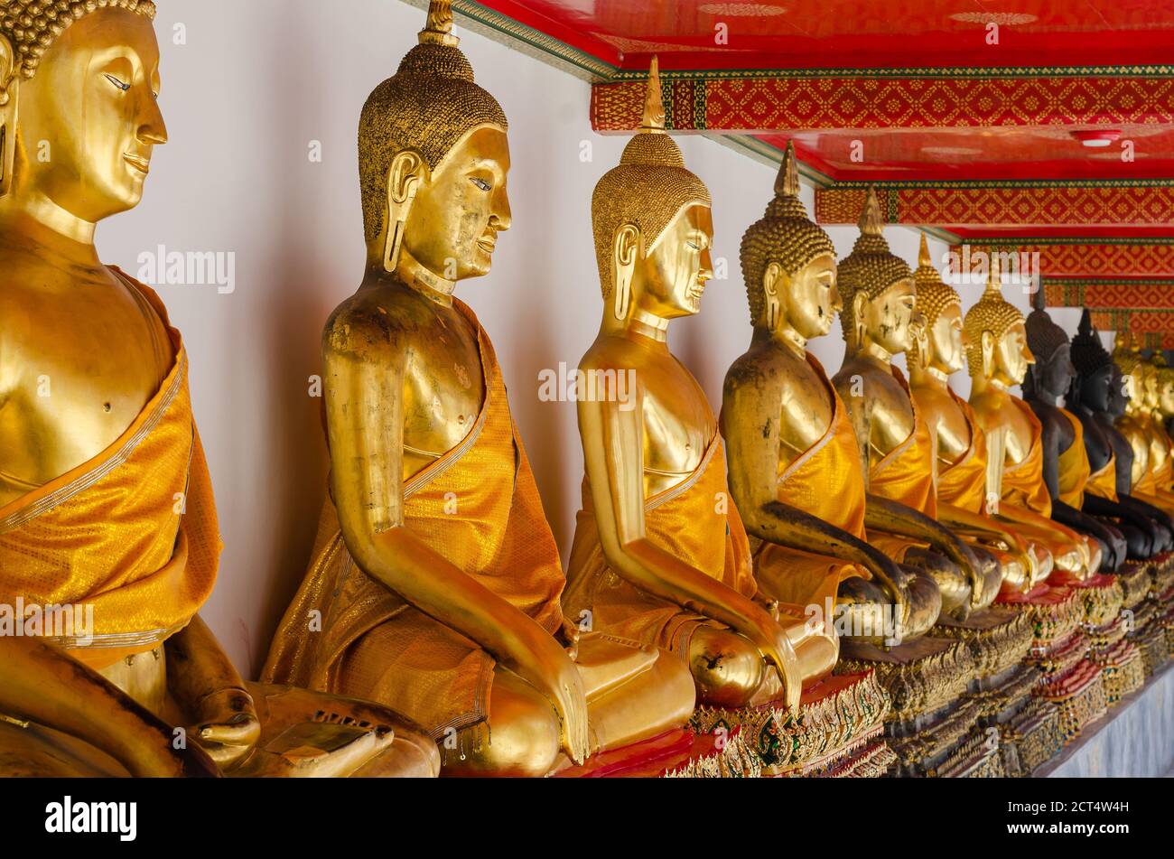 Veranda von Gild Buddha Skulpturen im Wat Pho, Bangkok von Thailand. Stockfoto
