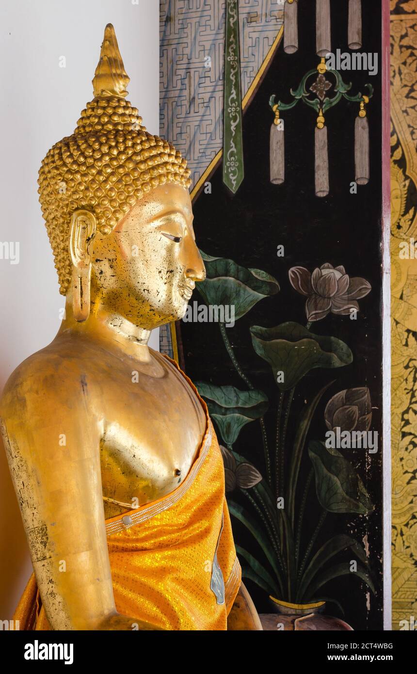 Goldene Buddha Statue auf Veranda im Wat Pho, Bangkok von Thailand. Stockfoto