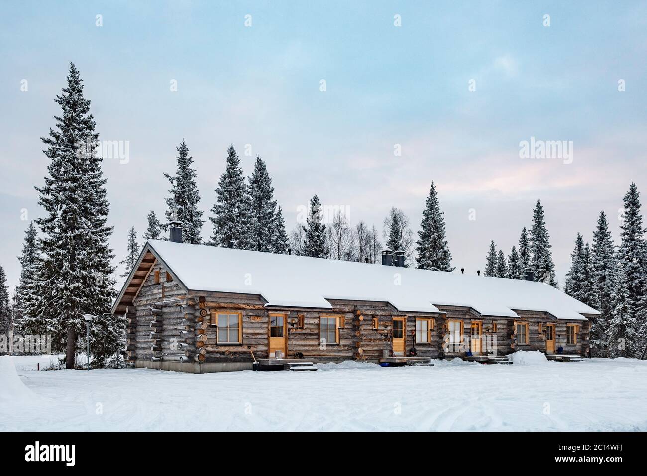 Luxus-Hütte im Wald und Wald in Akaslompolo, Lappland, Polarkreis, Finnland Stockfoto
