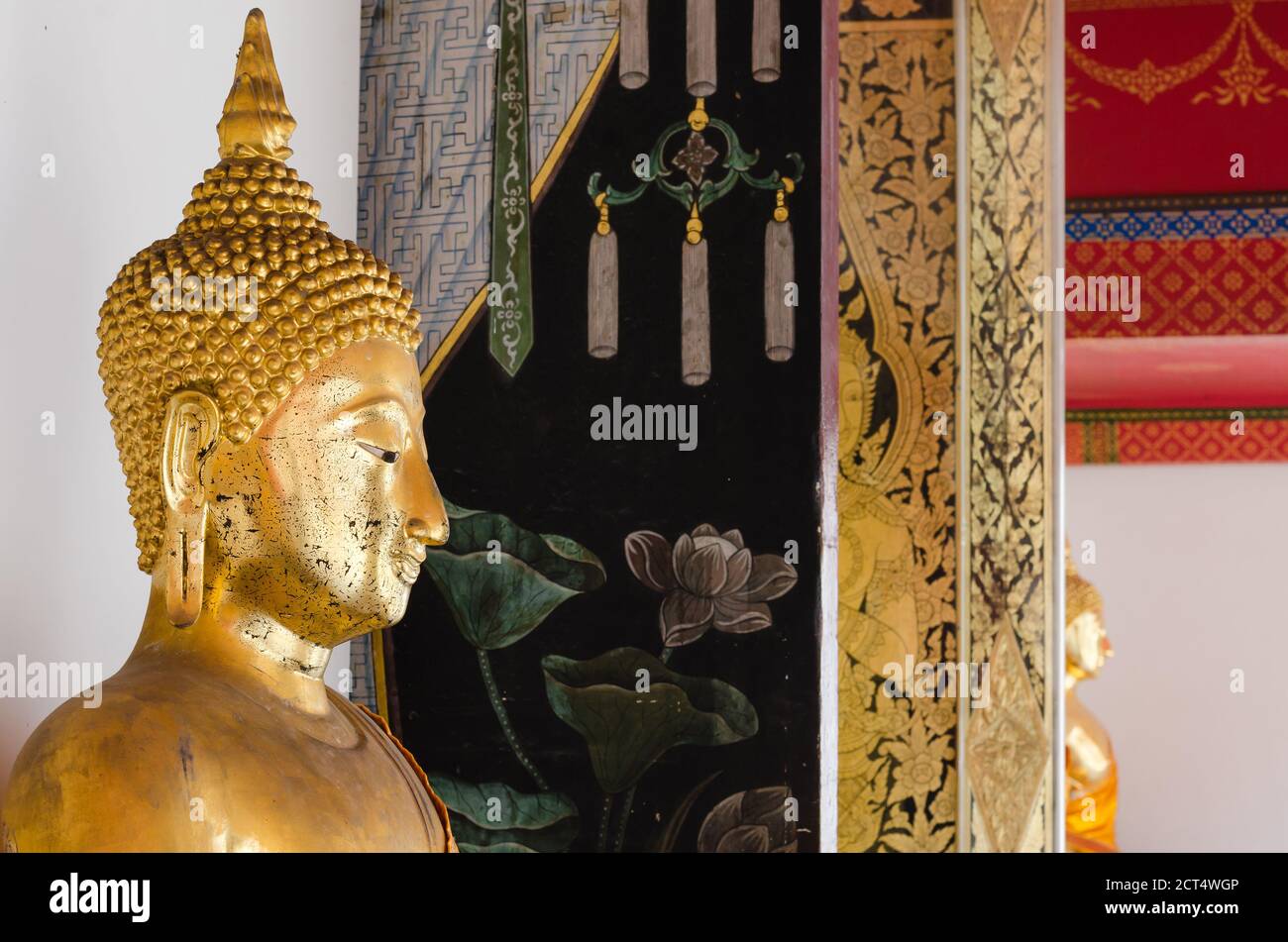 Goldene Buddha Statue auf Veranda im Wat Pho, Bangkok von Thailand. Stockfoto