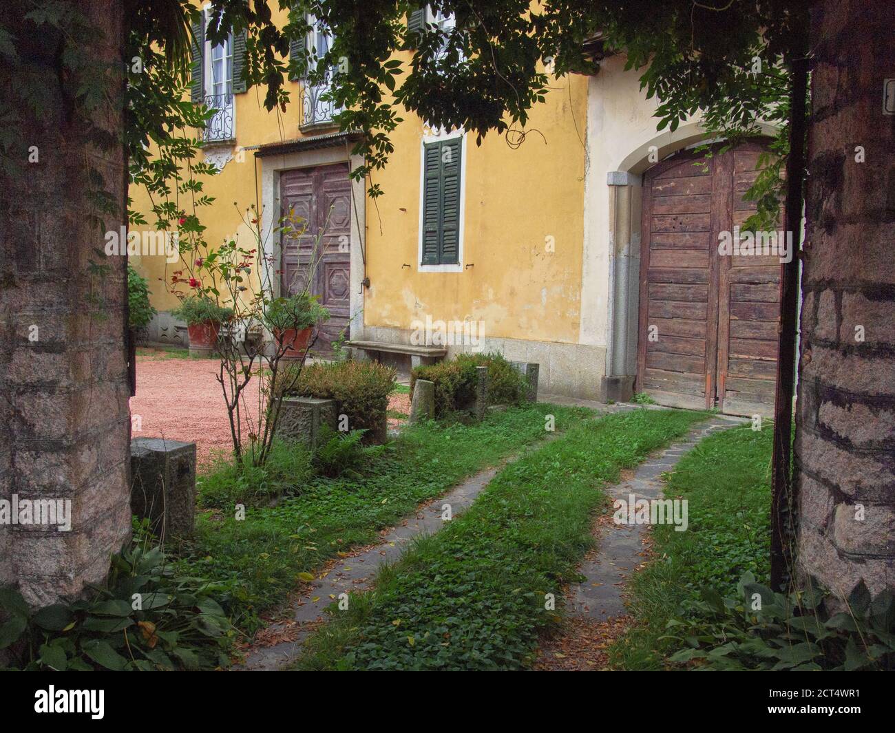 Grasbewachsene Auffahrt zu einem schönen Bauernhaus in der toskanischen Landschaft.Italien Stockfoto