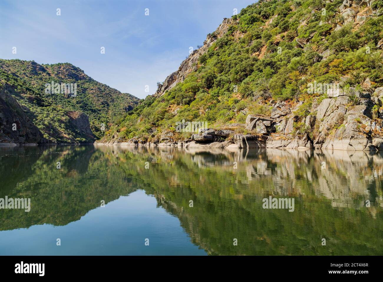 Fluss Douro fließt durch enge Felsenschlucht in Portugal. Douro Region. Stockfoto