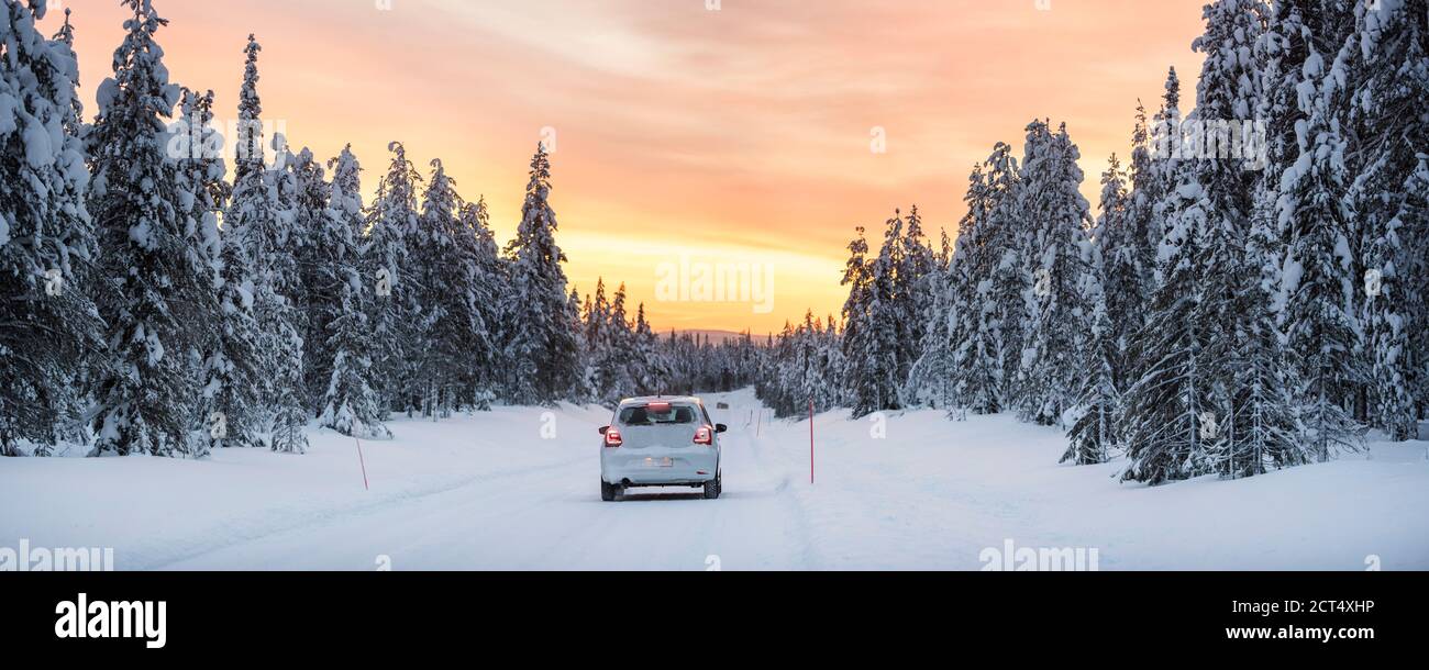Schlechte Fahrbedingungen auf gefährlichen vereisten Straßen in rutschigen, Eis und Schnee bedeckt kalten Wetter Winterlandschaft in Lappland, Finnland, Europa Stockfoto