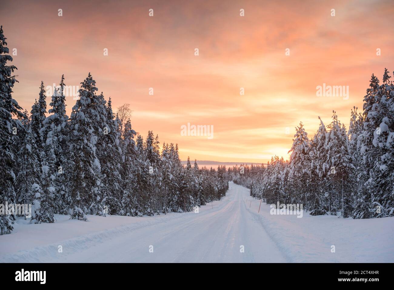 Schlechte Fahrbedingungen auf gefährlichen vereisten Straßen in rutschigen, Eis und Schnee bedeckt kalten Wetter Winterlandschaft in Lappland, Finnland, Europa Stockfoto