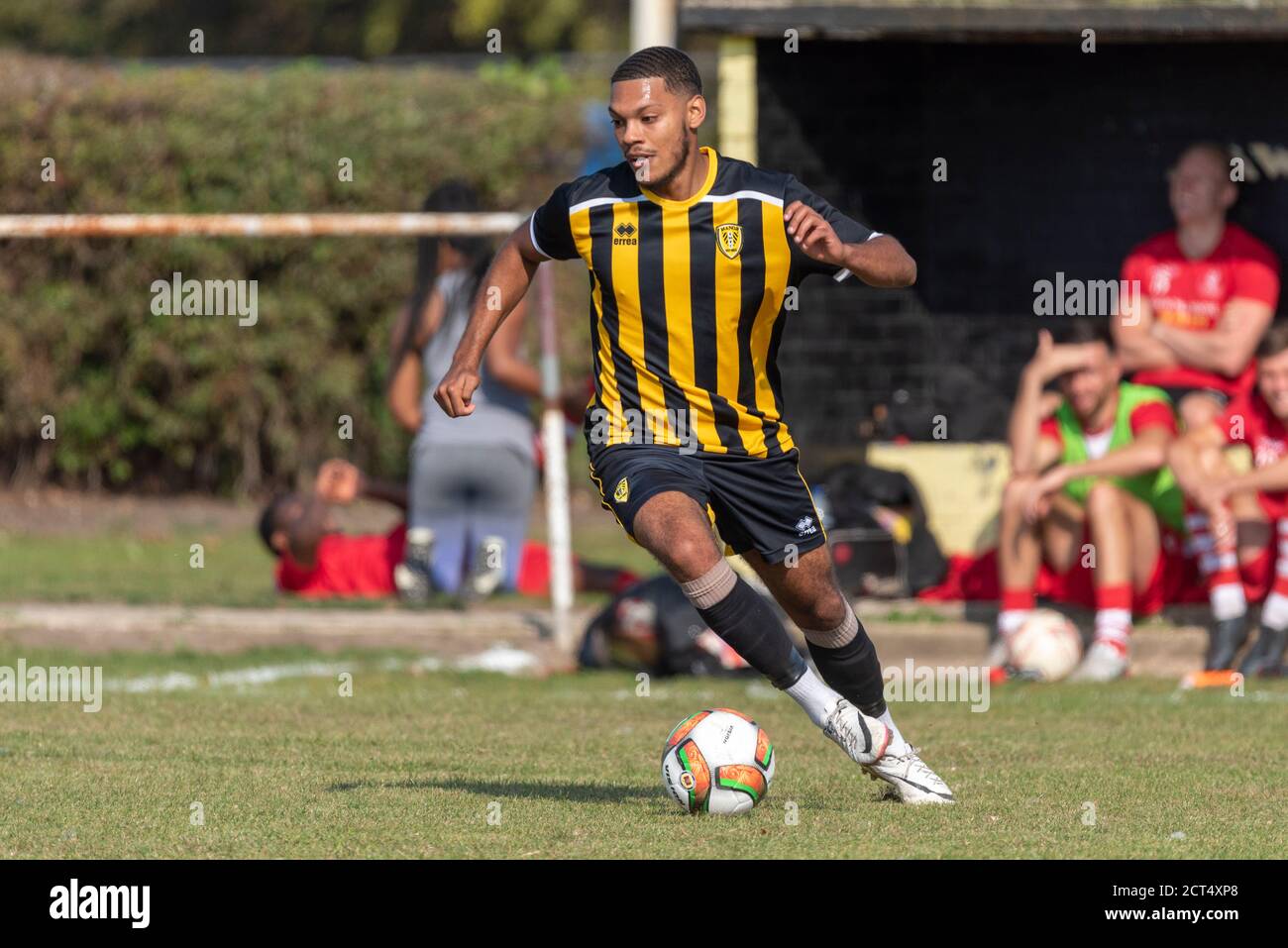 Darnell Bromfield spielt für Southend Manor FC gegen Cockfosters FC in FA Vase Qualifying-Runde 1 im Southchurch Park, Southend, Essex, Großbritannien. Ethnische Männer Stockfoto