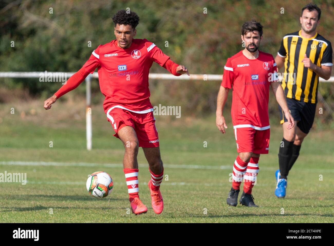 Schwarzer männlicher Spieler, der für Cockfosters FC gegen Southend Manor FC in FA Vase in der 1. Runde im Southchurch Park, Southend, Essex, Großbritannien, spielt Stockfoto