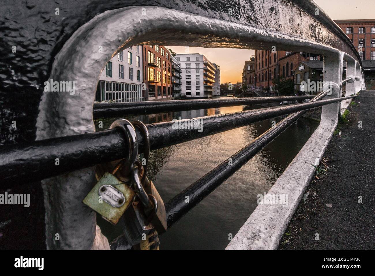 Sonnenuntergang über dem Regents Canal in Camden, London Stockfoto