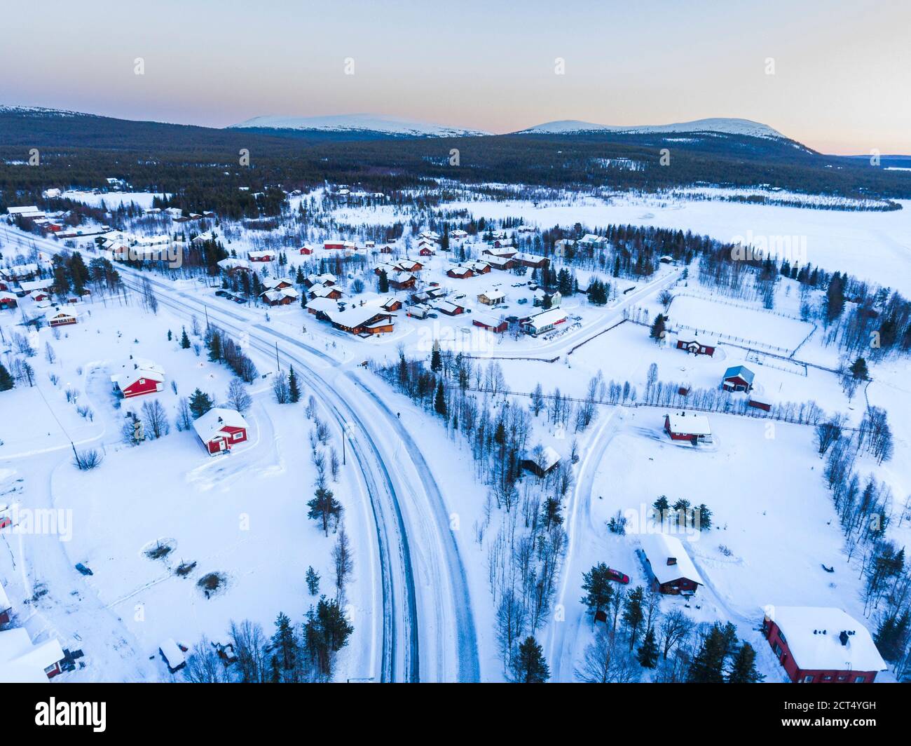 Luftaufnahme der Stadt Akaslompolo im Polarkreis in Finnisch-Lappland, Finnland Drohne Stockfoto