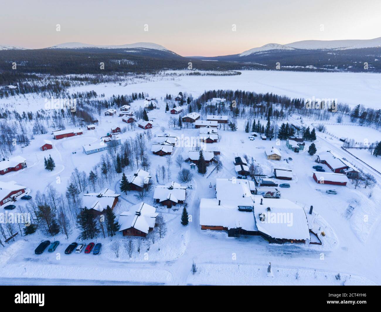 Luftaufnahme der Stadt Akaslompolo im Polarkreis in Finnisch-Lappland, Finnland Drohne Stockfoto