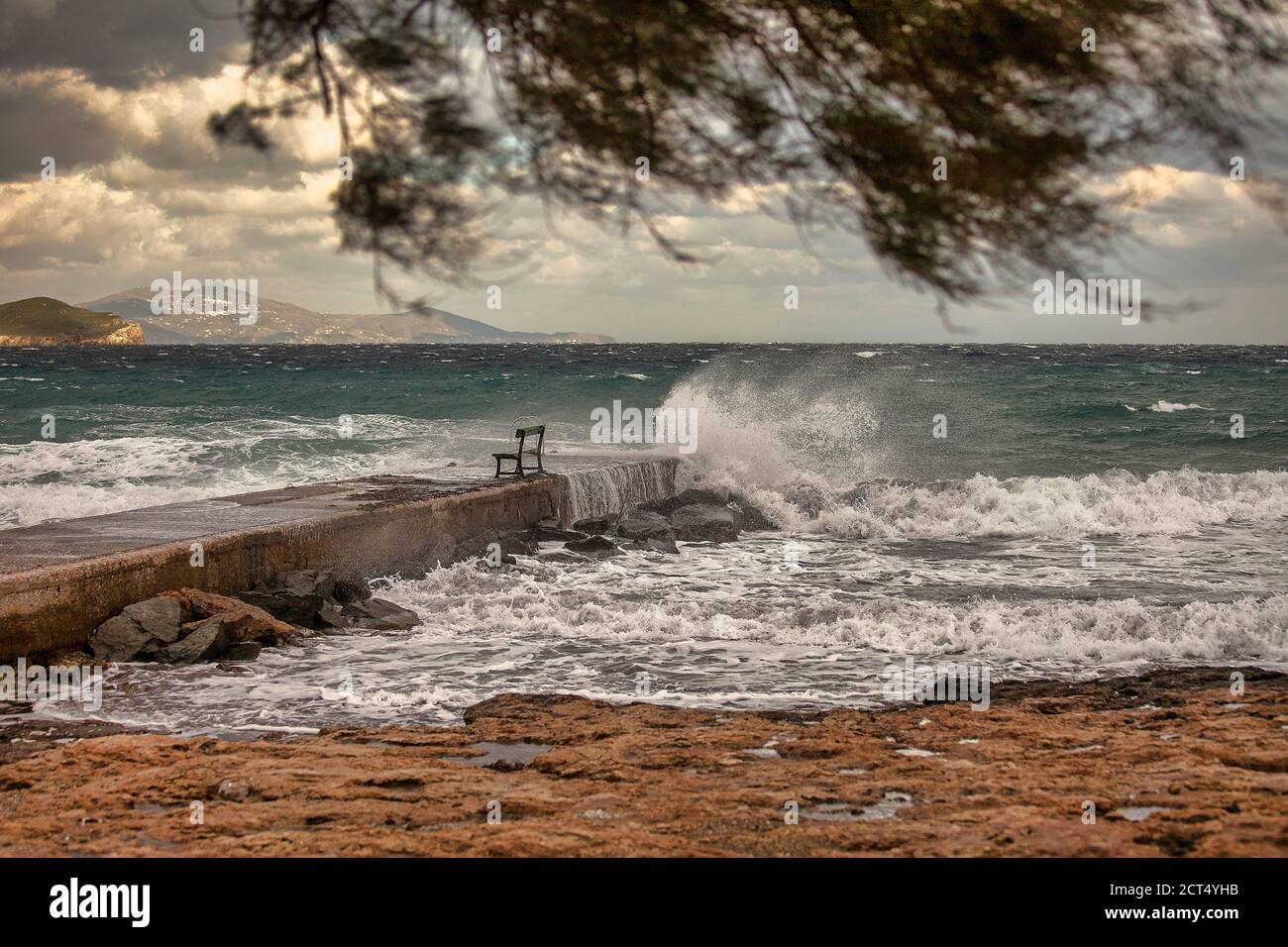 Seacoast Reiseziele. Winterszene mit Meerwasser, das auf einem Steg auf der Insel Syros planscht. Stockbild. Stockfoto