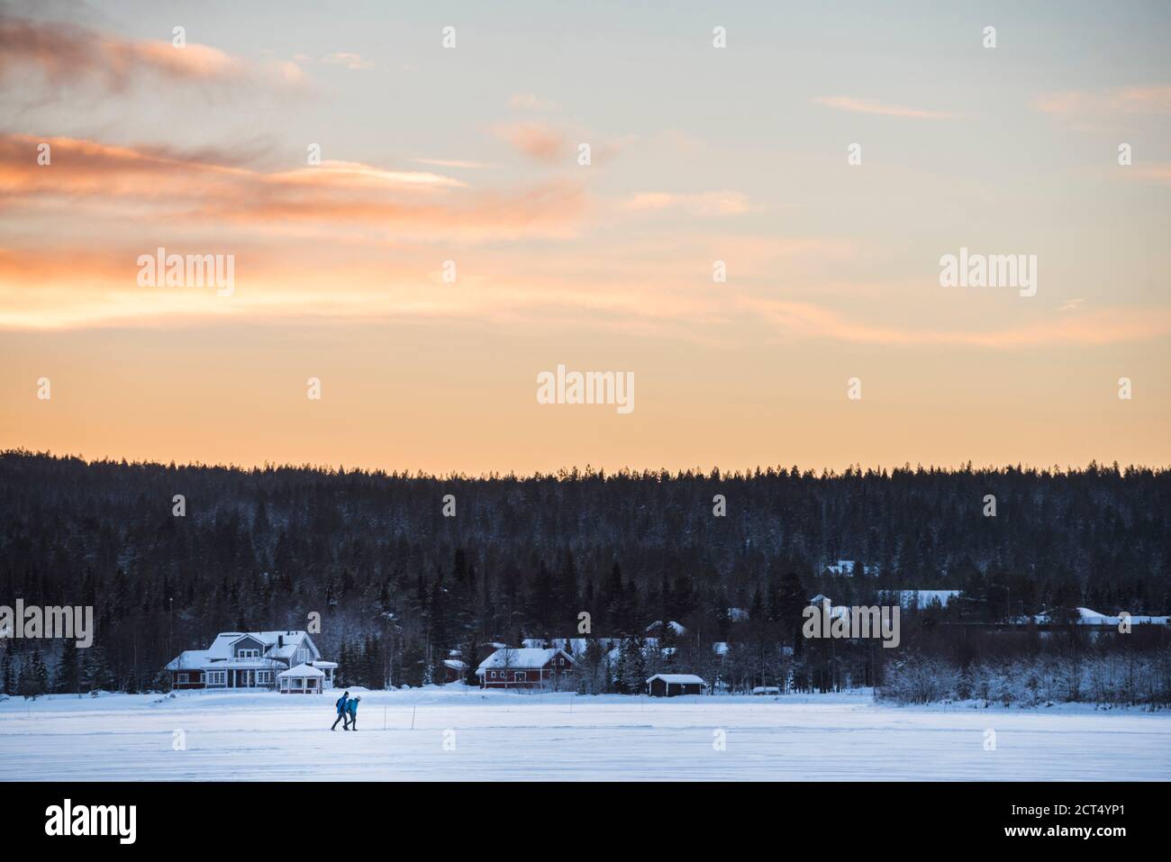 Menschen auf einem Wanderabenteuer in Akaslompolo Stadt am Polarkreis in Finnisch-Lappland, Finnland Stockfoto