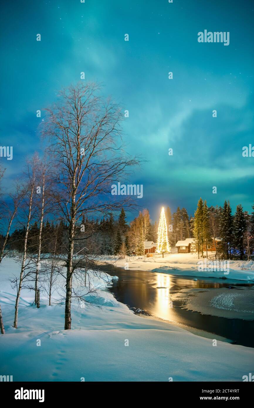 Nordlichter (aurora borealis) über Akaslompolo, einer kleinen Stadt in Finnisch-Lappland, am Polarkreis in Finnland Stockfoto