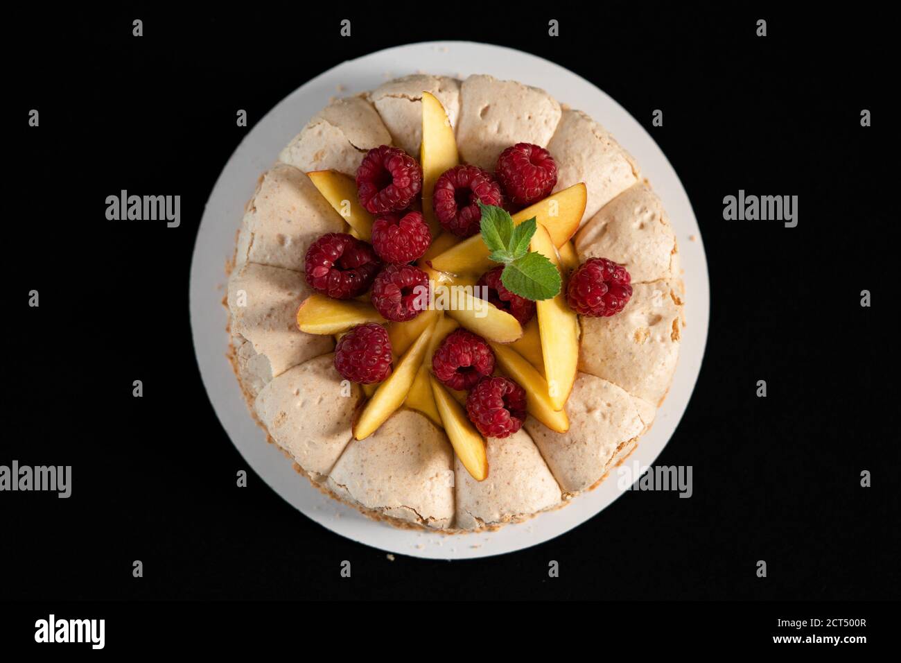 Süßer Kuchen mit Früchten isoliert auf schwarzem Hintergrund. Draufsicht. Speicherplatz kopieren. Hochwertige Fotos Stockfoto