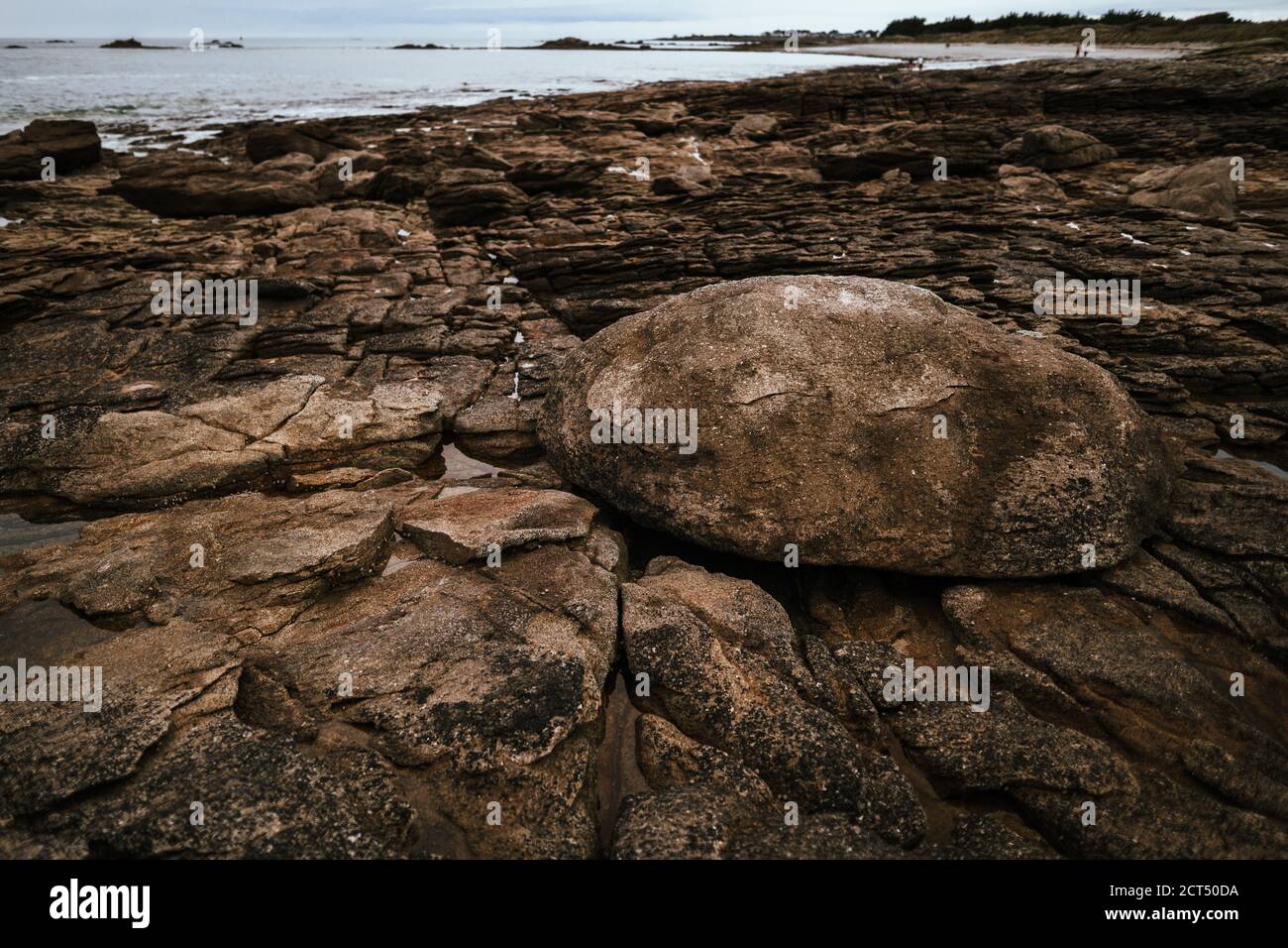 Großer Felsen am Strand. Wolkiger Tag. Speicherplatz kopieren. Hochwertige Fotos Stockfoto