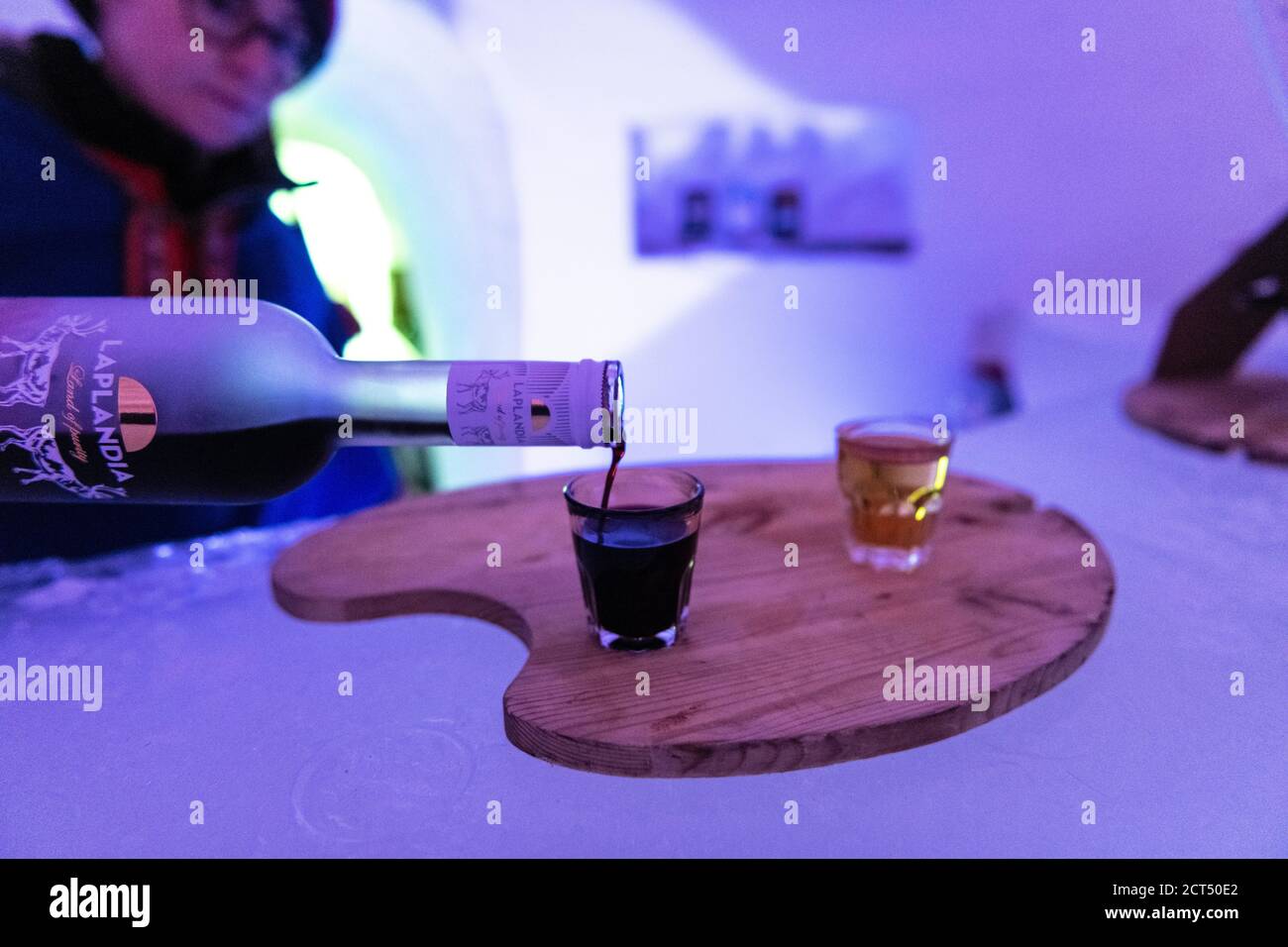 Eisbar für einen eiskalten alkoholischen Drink des traditionellen finnischen Wodkas im Urlaub nach Lappland zu Weihnachten in Finnland, Europa Stockfoto