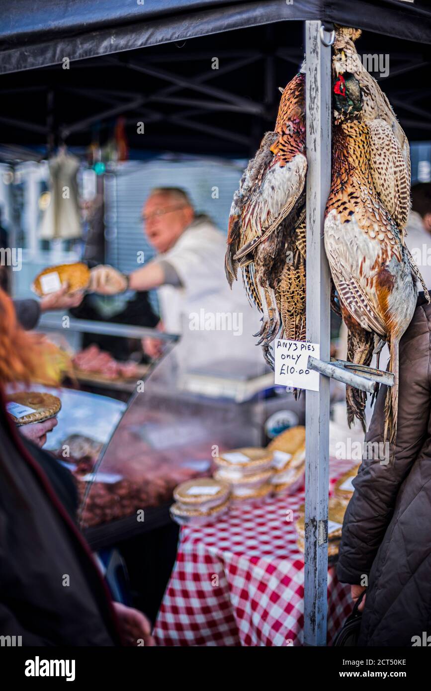 Fasane und Torten zu verkaufen in Borough Market, London Borough of Southwark, London, England, Vereinigtes Königreich Stockfoto