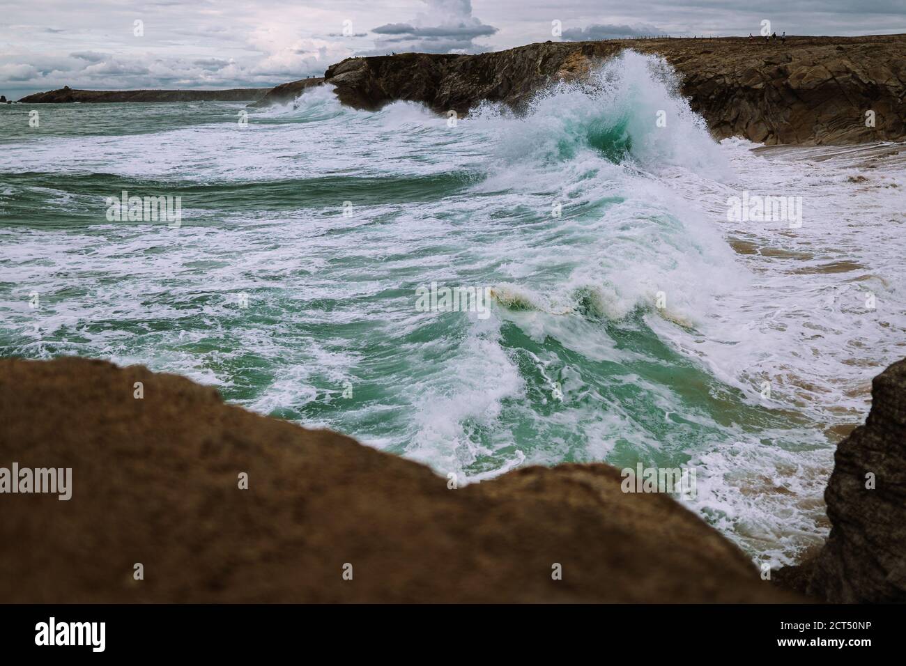 Ein rauer Ozean mit Wellen, die in die Felsen krachen. Bretagne, Frankreich. Hochwertige Fotos Stockfoto