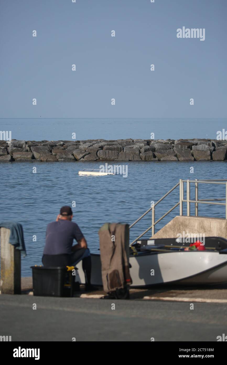 Tywyn, Großbritannien. September 2020. Ein Van wird nach dem Abrollen des Slipway ins Meer gespült, während ein Boot losgelassen wird. Quelle: ️Jon Freeman/Alamy Live News Stockfoto