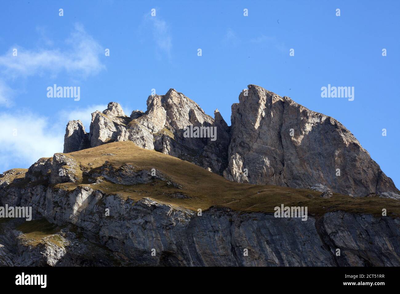 Cormets de Roselend Savoie, sommet d'une montagne dentelée sur Fond de ciel bleu Stockfoto