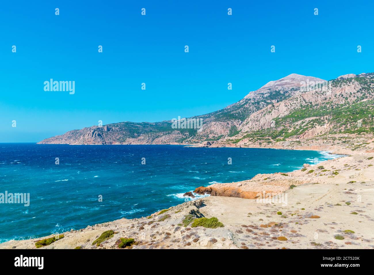 Panoramablick auf die unglaublich windige und wellige felsige Ostküste der Insel Karpathos, mit blauem Ägäischen Meer, Griechenland Stockfoto