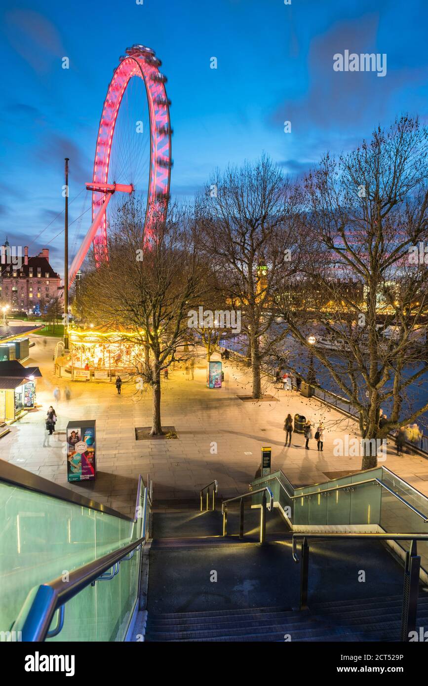 Weihnachtsmarkt in Jubilee Gardens, mit dem London Eye bei Nacht, South Bank, London, England Stockfoto