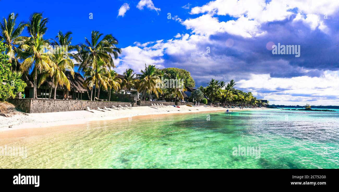 Traumstrandlandschaft. Idyllische tropische Landschaft mit weißem Sand und Palmen Stockfoto