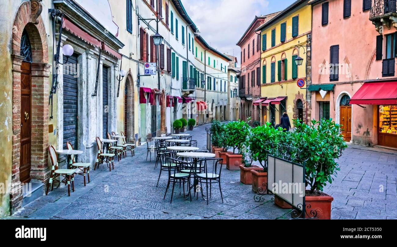 Charmante Straßen mit Bars in engen Gassen der italienischen Städte. Montalcino in der Toskana. Italien Stockfoto