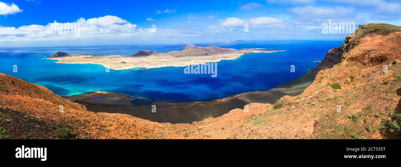 Landschaft vulkanischen Lanzarote - Panoramablick vom Mirador del Rio für die Insel Graciosa. Kanarische Inseln Stockfoto