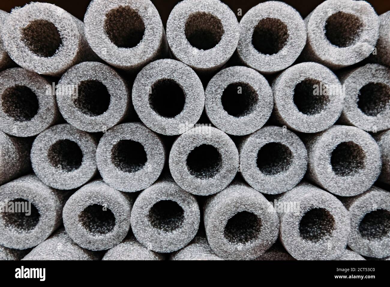 Gestapelte Isolierung für Rohre aus Polyethylenschaum im Lager Stockfoto